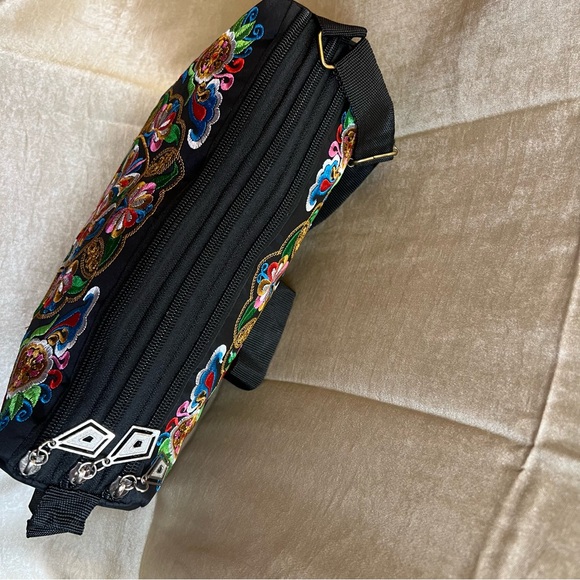 Embroidered crossbody bag with three separate zippered compartments, NWOT - Picture 11 of 16